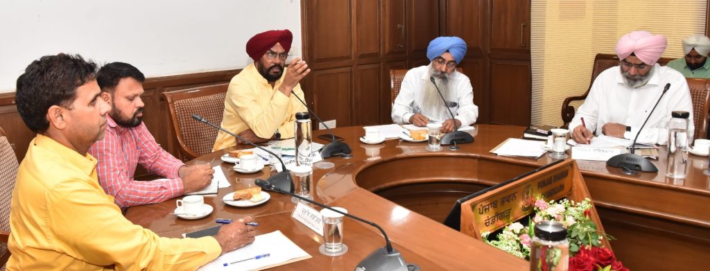 ਖੇਤੀਬਾੜੀ ਮੰਤਰੀ ਧਾਲੀਵਾਲ ਵੱਲੋਂ ਫੀਲਡ ਅਧਿਕਾਰੀਆਂ ਨੂੰ ਮੀਂਹ ਕਾਰਣ ਫਸਲਾਂ ਦੇ ਖਰਾਬੇ ਦੇ ਅਸਲ ਅੰਕੜੇ ਜਲਦ ਪੇਸ਼ ਕਰਨ ਦੇ ਹੁਕਮ