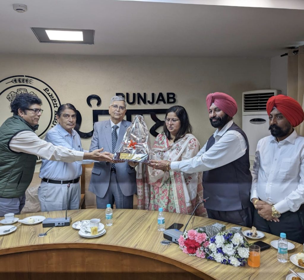 ਲੋਕਪਾਲ ਪੰਜਾਬ ਨੇ ਰਾਸ਼ਟਰਪਤੀ ਮੈਡਲ ਜੇਤੂ ਇੰਸਪੈਕਟਰ ਕੇਸਰ ਸਿੰਘ ਨੂੰ ਸੇਵਾਮੁਕਤ ਹੋਣ 'ਤੇ ਕੀਤਾ ਸਨਮਾਨਿਤ