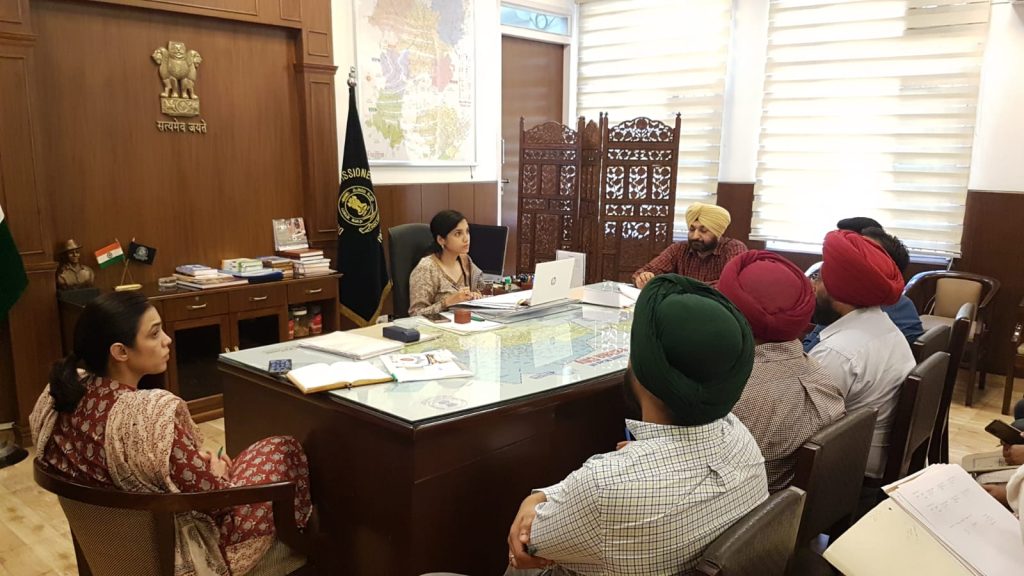 ਕੈਪਸ਼ਨ : ਡਿਪਟੀ ਕਮਿਸ਼ਨਰ ਸਾਕਸ਼ੀ ਸਾਹਨੀ ਹਾੜੀ ਸੀਜ਼ਨ ਦੇ ਖਰੀਦ ਪ੍ਰਬੰਧਾਂ ਦੀਆਂ ਤਿਆਰੀਆਂ ਦਾ ਜਾਇਜਾ ਲੈਂਦੇ ਹੋਏ।