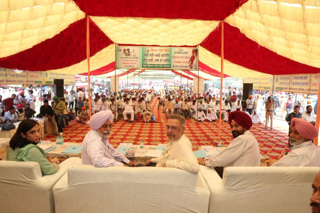 ਫੋਟੋ ਕੈਪਸ਼ਨ-ਪੰਜਾਬ ਦੇ ਸਿਹਤ ਮੰਤਰੀ ਡਾ. ਬਲਬੀਰ ਸਿੰਘ ਕੇ.ਵੀ.ਕੇ. ਰੌਣੀ ਕਿਸਾਨ ਮੇਲੇ 'ਚ ਸ਼ਿਰਕਤ ਕਰਦੇ ਹੋਏ। ਉਨ੍ਹਾਂ ਦੇ ਨਾਲ ਪੰਜਾਬ ਖੇਤਬਾੜੀ ਯੂਨੀਵਰਸਿਟੀ ਦੇ ਵਾਈਸ ਚਾਂਸਲਰ ਡਾ. ਸਤਿਬੀਰ ਸਿੰਘ ਗੋਸਲ ਤੇ ਹੋਰ ਅਧਿਕਾਰੀ ਵੀ ਨਜ਼ਰ ਆ ਰਹੇ ਹਨ।