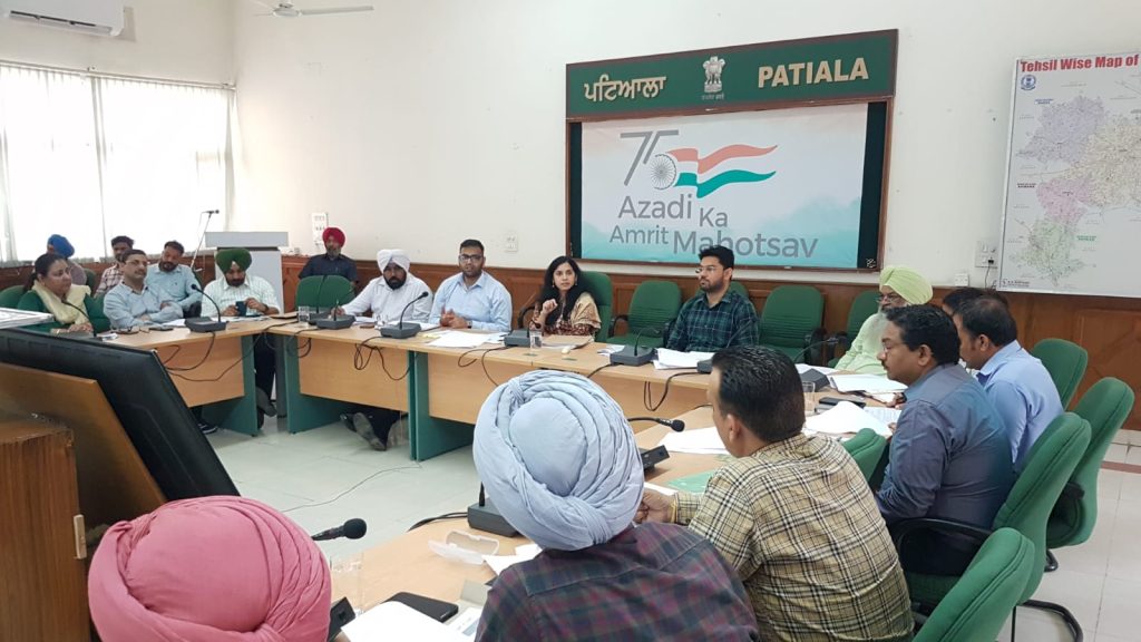 ਫੋਟੋ ਕੈਪਸ਼ਨ- ਡਿਪਟੀ ਕਮਿਸ਼ਨਰ ਸਾਕਸ਼ੀ ਸਾਹਨੀ ਅਧਿਕਾਰੀਆਂ ਨਾਲ ਮੀਟਿੰਗ ਕਰਦੇ ਹੋਏ।