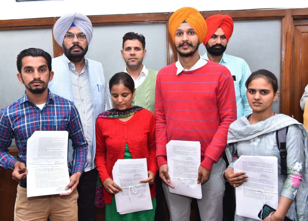 ਕੁਲਦੀਪ ਸਿੰਘ ਧਾਲੀਵਾਲ ਨੇ ਕਿਸਾਨੀ ਅੰਦੋਲਨ ਦੌਰਾਨ ਸ਼ਹੀਦ ਹੋਏ ਕਿਸਾਨਾਂ ਦੇ ਪਰਿਵਾਰਕ ਮੈਂਬਰਾਂ ਨੂੰ ਨਿਯੁਕਤੀ ਪੱਤਰ ਦਿੱਤੇ