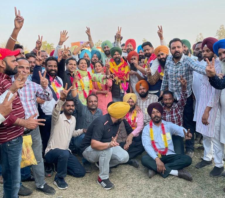 ਸਾਂਝੀ ਮੁਲਾਜ਼ਮ ਸੋਚ ਗਰੁੱਪ ਦੇ ਜੇਤੂ ਉਮੀਦਵਾਰ ਜੇਤੂ ਨਿਸ਼ਾਨ ਬਣਾਉਂਦੇ ਨਜ਼ਰ ਆ ਰਹੇ ਹਨ।