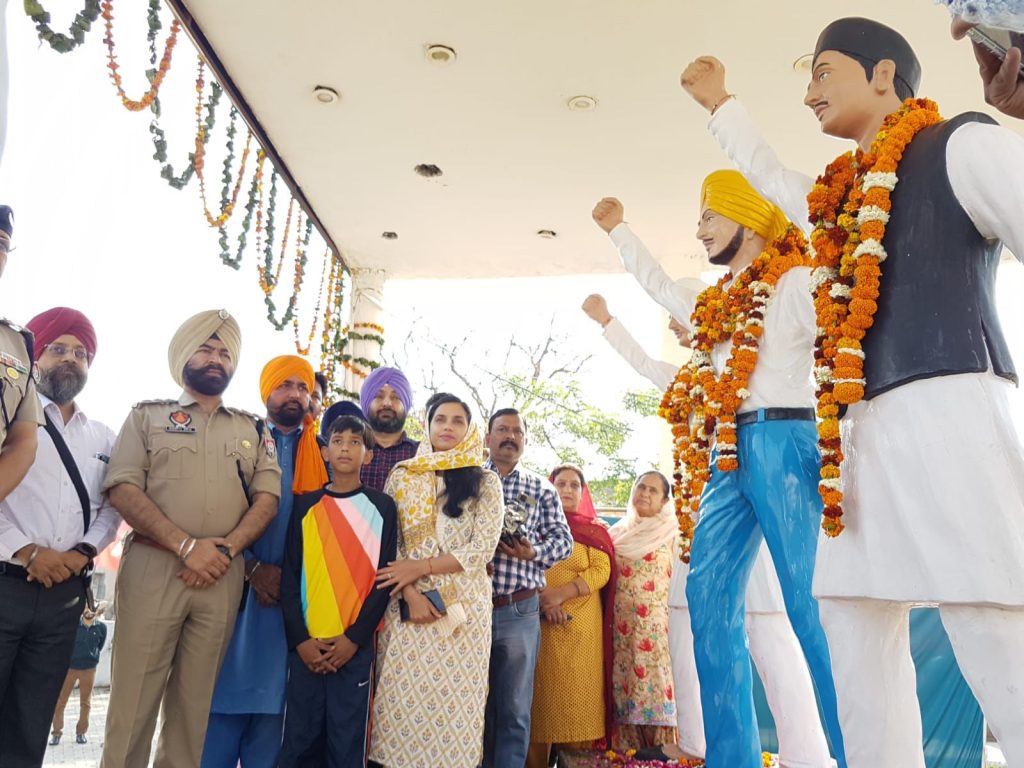 ਸ਼ਹੀਦ ਭਗਤ ਸਿੰਘ ਪਾਰਕ ਵਿਖੇ ਡੀ.ਸੀ. ਦੀ ਅਗਵਾਈ ਹੇਠ ਸ਼ਹੀਦ-ਏ-ਆਜ਼ਮ ਸਰਦਾਰ ਭਗਤ ਸਿੰਘ, ਸ਼ਹੀਦ ਰਾਜਗੁਰੂ ਤੇ ਸ਼ਹੀਦ ਸੁਖਦੇਵ ਨੂੰ ਸ਼ਰਧਾਂਜਲੀ