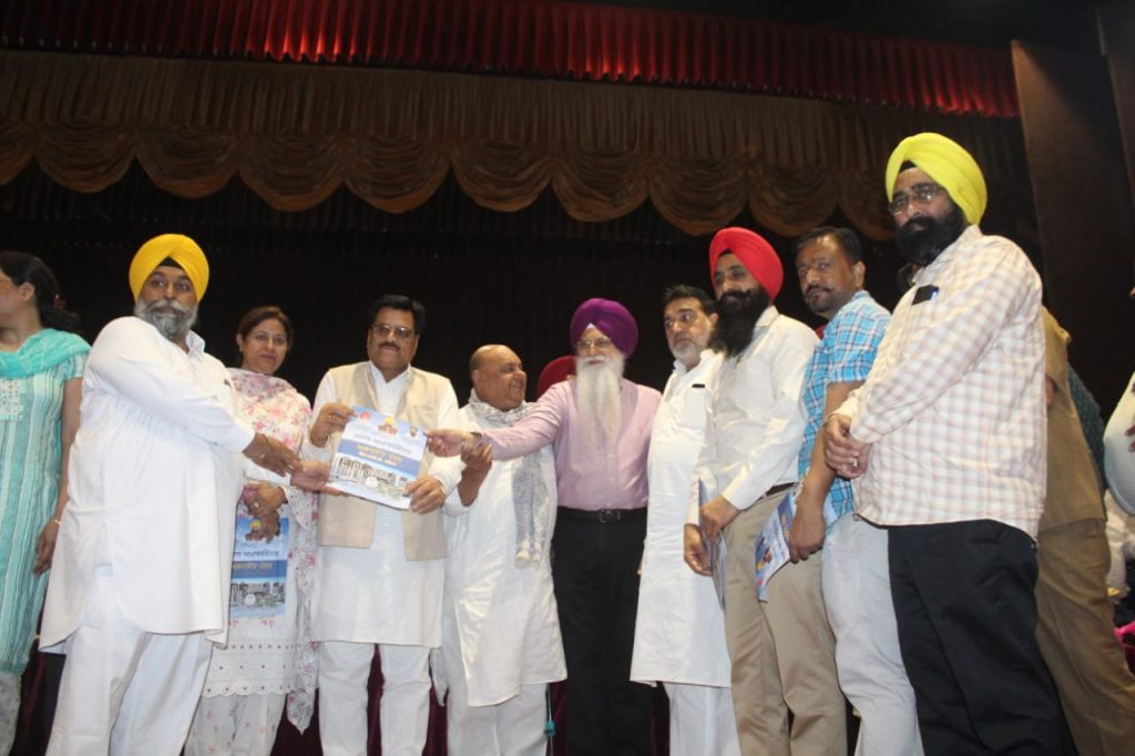 ਕੈਬਨਿਟ ਮੰਤਰੀ ਇੰਦਰਬੀਰ ਸਿੰਘ ਨਿੱਜਰ ਵਲੋਂ ਅਟਲ ਅਪਾਰਟਮੈਂਟ ਸਕੀਮ ਤਹਿਤ ਬਣਾਏ ਜਾਣ ਵਾਲੇ ਫਲੈਟਾਂ ਦੇ ਸਫਲ ਬੋਲੀਕਾਰਾਂ ਨੂੰ ਸੌਂਪੇ ਅਲਾਟਮੈਂਟ ਪੱਤਰ