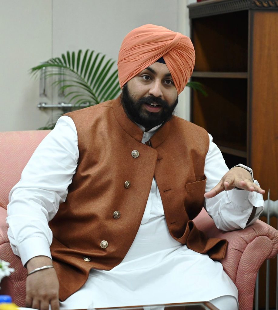 ਵਾਧੂ ਫ਼ੀਸਾਂ ਅਤੇ ਫ਼ੰਡ ਵਸੂਲਣ ਸਬੰਧੀ 24 ਘੰਟਿਆਂ ਵਿੱਚ 1600 ਤੋਂ ਵੱਧ ਸ਼ਿਕਾਇਤਾਂ ਪ੍ਰਾਪਤ: ਹਰਜੋਤ ਸਿੰਘ ਬੈਂਸ