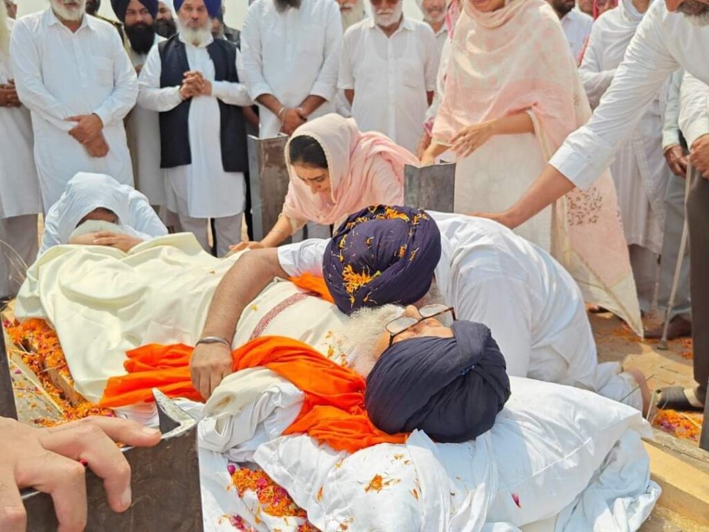 ਸ਼੍ਰੋਮਣੀ ਅਕਾਲੀ ਦਲ ਦੇ ਸਰਪ੍ਰਸਤ, ਦੇਸ਼ ਦੀ ਰਾਜਨੀਤੀ ਦੇ ਬਾਬਾ ਬੋਹੜ ਅਤੇ ਸਾਬਕਾ ਮੁੱਖ ਮੰਤਰੀ ਪੰਜਾਬ ਸ. ਪ੍ਰਕਾਸ਼ ਸਿੰਘ ਬਾਦਲ ਅੱਜ ਪੰਜ ਤੱਤਾਂ ਵਿਚ ਵਲੀਨ ਹੋ ਗਏ ।