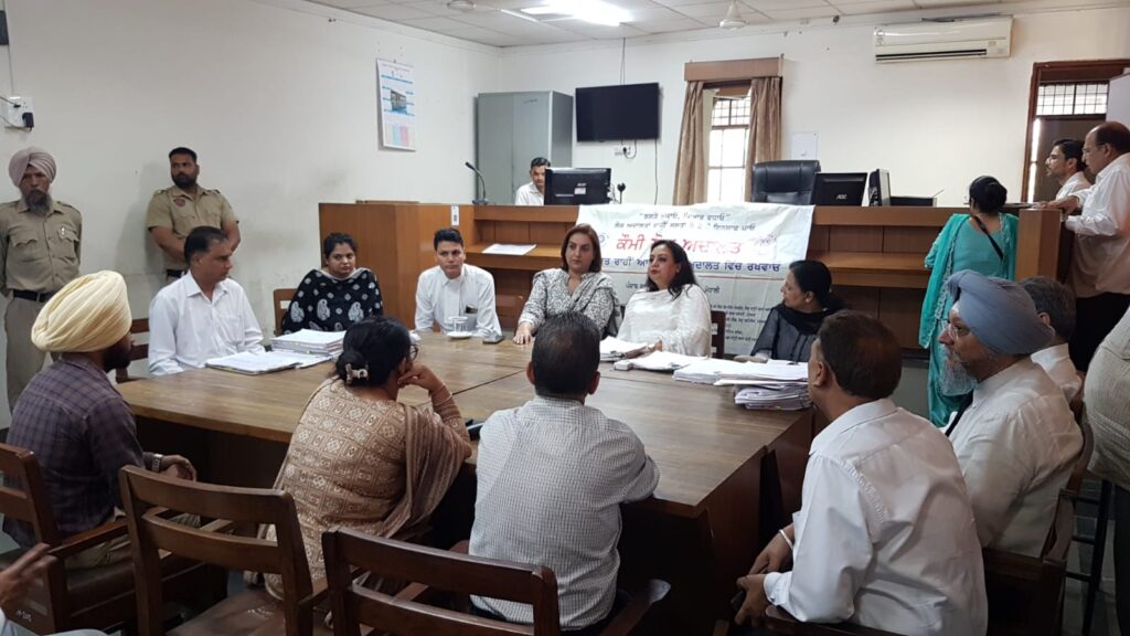 ਪਟਿਆਲਾ 'ਚ ਲੱਗੀ ਕੌਮੀ ਲੋਕ ਅਦਾਲਤ ਮੌਕੇ ਦੀਵਾਨੀ ਤੇ ਰਾਜ਼ੀਨਾਮਾ ਯੋਗ ਫ਼ੌਜਦਾਰੀ ਕੇਸਾਂ ਦੀ ਹੋਈ ਸੁਣਵਾਈ