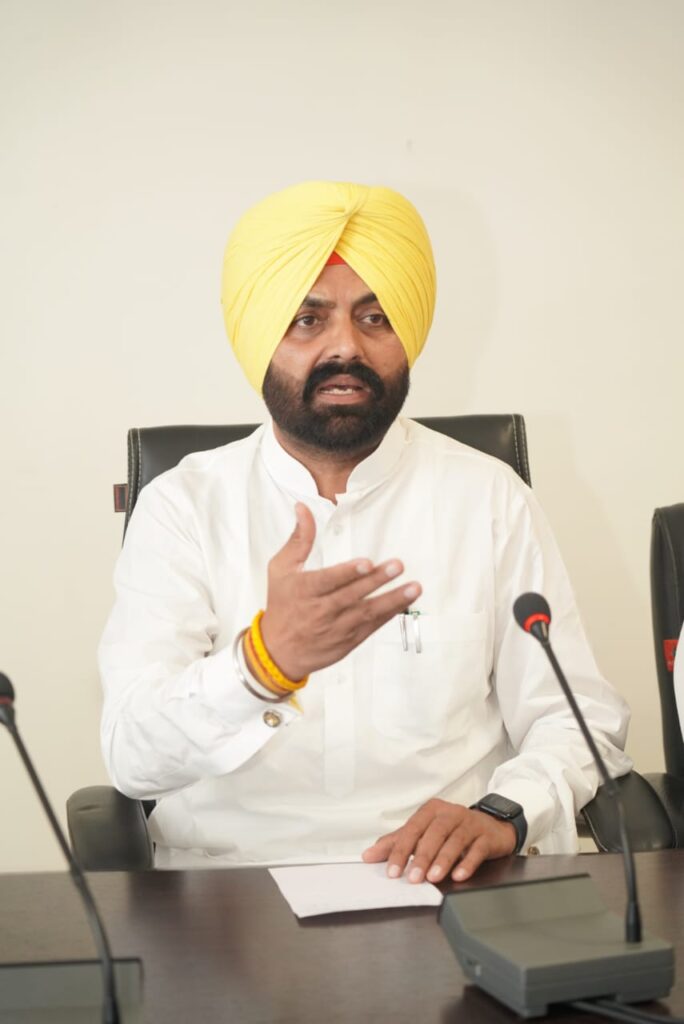 ਦਿੱਲੀ ਹਵਾਈ ਅੱਡਾ-ਲੁਧਿਆਣਾ ਵਾਲਵੋ ਬੱਸ 'ਚ ਟਿਕਟਾਂ ਦੀ ਚੋਰੀ ਫੜੀ, ਲਾਲਜੀਤ ਸਿੰਘ ਭੁੱਲਰ ਵੱਲੋਂ ਕੰਡਕਟਰ ਨੂੰ ਨੌਕਰੀ ਤੋਂ ਫ਼ਾਰਗ ਕਰਨ ਦੇ ਆਦੇਸ਼