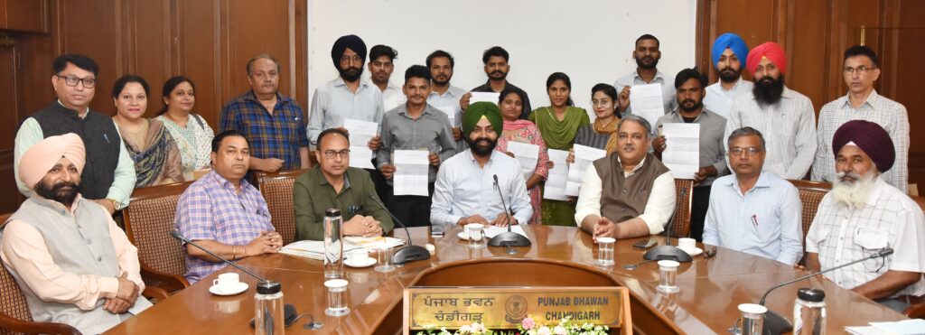 ਮੱਛੀ ਪਾਲਣ ਮੰਤਰੀ ਲਾਲਜੀਤ ਸਿੰਘ ਭੁੱਲਰ ਨੇ 11 ਕਲਰਕਾਂ ਨੂੰ ਸੌਂਪੇ ਨਿਯੁਕਤੀ ਪੱਤਰ