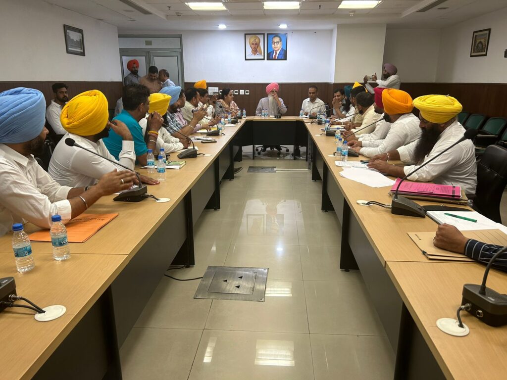 ਸਥਾਨਕ ਸਰਕਾਰਾਂ ਬਾਰੇ ਮੰਤਰੀ ਡਾ: ਨਿੱਜਰ ਨੇ ਵਿਕਾਸ ਕਾਰਜਾਂ ਬਾਰੇ ਵਿਚਾਰ ਵਟਾਂਦਰਾ ਕਰਨ ਲਈ ਨਗਰ ਸੁਧਾਰ ਟਰੱਸਟਾਂ ਦੇ ਚੇਅਰਮੈਨਾਂ ਨਾਲ ਕੀਤੀ ਮੀਟਿੰਗ