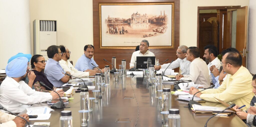 ਮੁੱਖ ਸਕੱਤਰ ਨੇ ਸੂਬੇ ਵਿੱਚ ਕੌਮੀ ਮਾਰਗਾਂ ਤੇ ਰੇਲਵੇ ਪ੍ਰਾਜੈਕਟਾਂ ਲਈ ਰਹਿੰਦੇ ਕੰਮ ਜਲਦ ਪੂਰਾ ਕਰਨ ਦੇ ਦਿੱਤੇ ਆਦੇਸ਼