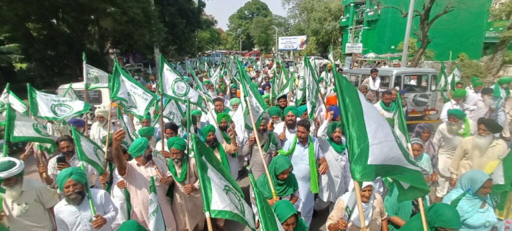 ਕੜਾਕੇ ਦੀ ਧੁੱਪ ਦਾ ਸੇਕ ਵੀ ਕਿਸਾਨਾਂ ਦੀ ਨਾਅਰੇਬਾਜ਼ੀ ਅੱਗੇ ਪਿਆ ਫਿਕਾ