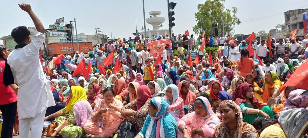 ਪਾਵਰਕਾਮ ਅਤੇ ਟ੍ਰਾਂਸਕੋ ਦੇ ਆਊਟਸੋਰਸ਼ਡ ਠੇਕਾ ਮੁਲਾਜ਼ਮਾਂ ਨੇ ਪਰਿਵਾਰਾਂ ਸਣੇ ਲਾਇਆ ਫੁਹਾਰਾ ਚੌਂਕ ਵਿਖੇ ਮੋਰਚਾ