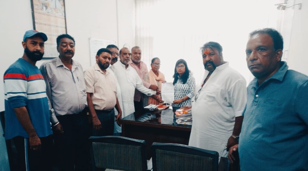 ਭਾਰੀਤਯ ਵਾਲਮੀਕਿ ਧਰਮ ਸਮਾਜ ਦੇ ਆਗਆਂ ਨੇ ਜਾਲੀ ਐਸ.ਸੀ. ਸਰਟੀਫਿਕੇਟ ਬਣਾਕੇ ਨੌਕਰੀਆਂ ਕਰਨ ਵਾਲਿਆਂ ਤੇ ਸਖਤ ਕਾਨੂੰਨੀ ਐਕਸ਼ਨ ਲੈਣ ਸਬੰਧੀ ਮੁੱਖ ਮੰਤਰੀ ਦੇ ਨਾਂਅ ਤੇ ਸੌਂਪਿਆ ਸਹਾਇਕ ਡਿਪਟੀ ਕਮਿਸ਼ਨਰ ਨੂੰ ਮੰਗ ਪੱਤਰ