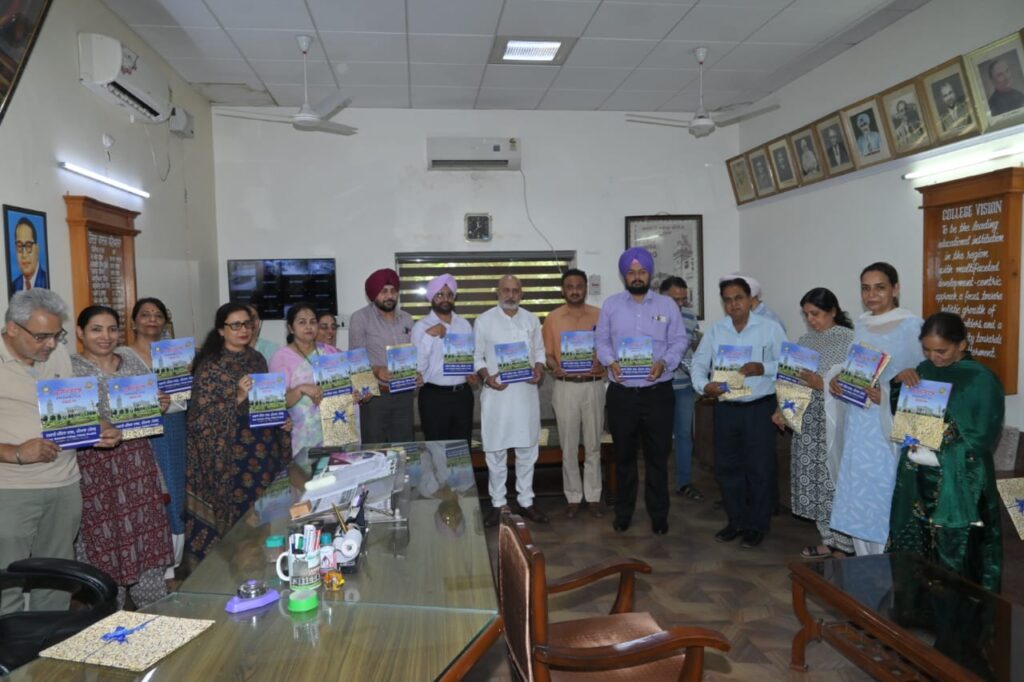 ਬਲਤੇਜ ਪੰਨੂ ਨੇ ਜਾਰੀ ਕੀਤਾ ਸਰਕਾਰੀ ਮਹਿੰਦਰਾ ਕਾਲਜ ਦੇ ਰੈਗੂਲਰ ਕੋਰਸਾਂ ਦਾ ਪ੍ਰਾਸਪੈਕਟ