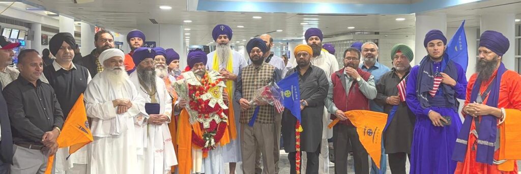 ਬੁੱਢਾ ਦਲ ਦੇ ਮੁਖੀ ਸਿੰਘ ਸਾਹਿਬ ਬਾਬਾ ਬਲਬੀਰ ਸਿੰਘ ਦਾ ਅਮਰੀਕਾ ਦੇ ਸ਼ਹਿਰ ਇੰਡੀਆਨਾ ਪੁੱਜਣ ਤੇ ਸੰਗਤਾਂ ਵੱਲੋਂ ਨਿੱਘਾ ਸੁਆਗਤ ਕੀਤਾ