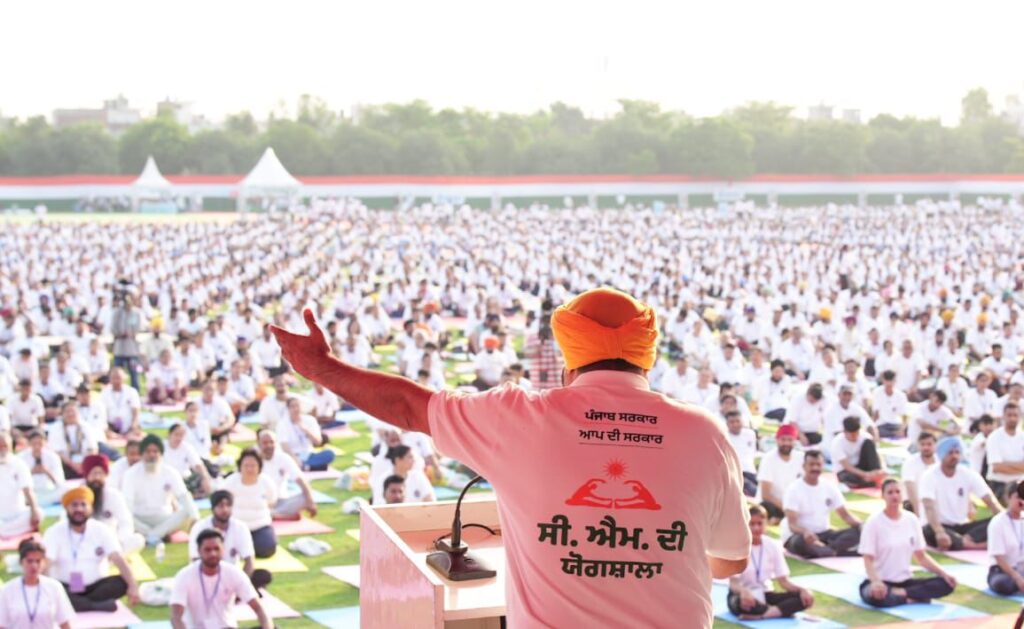 ‘ਸੀ.ਐਮ. ਦੀ ਯੋਗਸ਼ਾਲਾ’ ਨੂੰ ਲੋਕ ਲਹਿਰ ਵਿੱਚ ਬਦਲਣ ਲਈ ਮੁੱਖ ਮੰਤਰੀ ਨੇ 50 ਹਜ਼ਾਰ ਲੋਕਾਂ ਦੀ ਅਗਵਾਈ ਕੀਤੀ