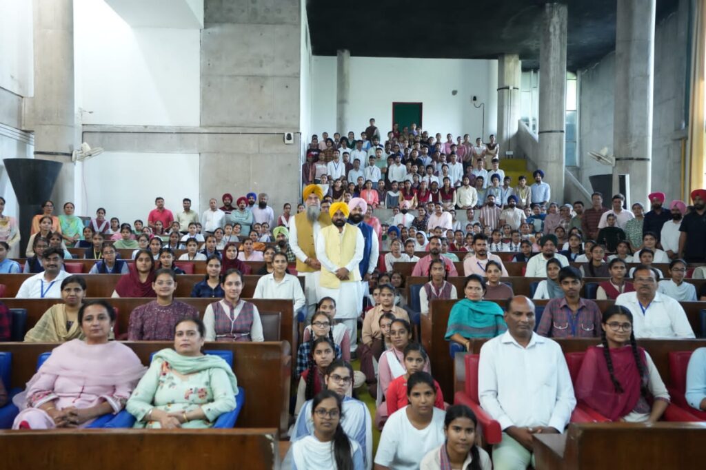 ਮੈਰਿਟ ਵਿੱਚ ਆਏ ਵਿਦਿਆਰਥੀਆਂ ਨੇ ਵੇਖੀ ਵਿਧਾਨ ਸਭਾ ਦੀ ਕਾਰਵਾਈ