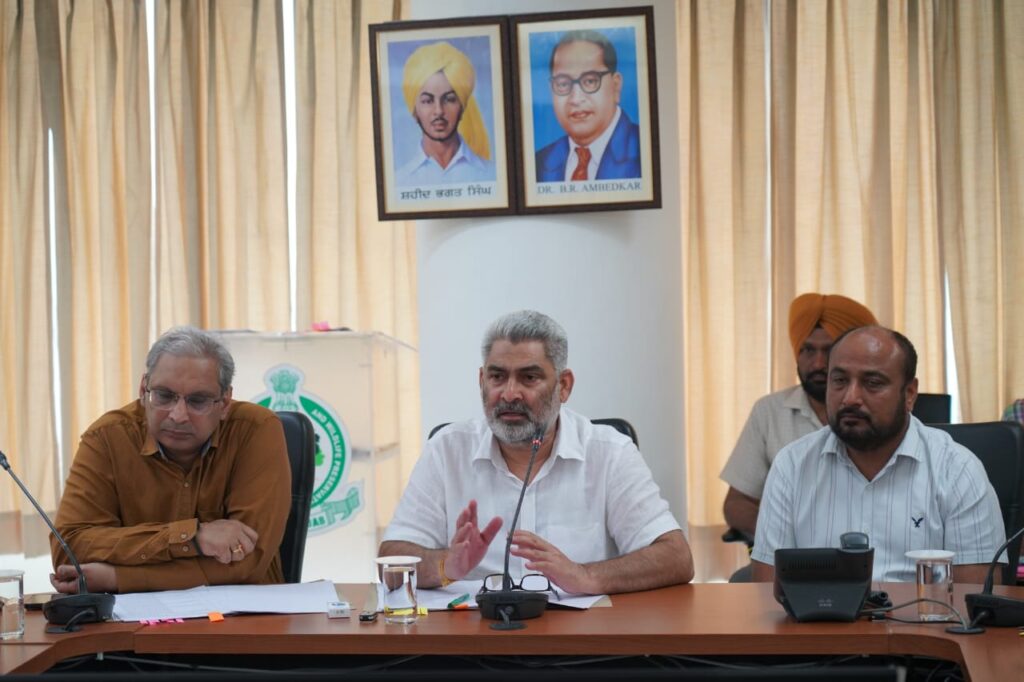 ਵਾਤਾਵਰਣ ਦੀ ਰੱਖਿਆ ਅਤੇ ਜੰਗਲਾਤ ਕਾਮਿਆਂ ਦੀ ਭਲਾਈ ਨੂੰ ਯਕੀਨੀ ਬਣਾਉਣ ਦੇ ਦੋਹਰੇ ਉਦੇਸ਼ਾਂ ਦੀ ਪੂਰਤੀ ਲਈ ਸੂਬਾ ਸਰਕਾਰ ਪੂਰੀ ਤਨਦੇਹੀ ਨਾਲ ਯਤਨਸ਼ੀਲ : ਲਾਲ ਚੰਦ ਕਟਾਰੂਚਕ