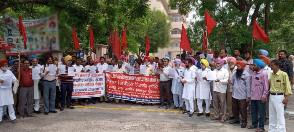 ਪੈਨਸ਼ਨਰਾਂ ਨੇ ਸਾੜੀਆਂ ਨੋਟੀਫਿਕੇਸ਼ਨ ਦੀਆਂ ਕਾਪੀਆਂ