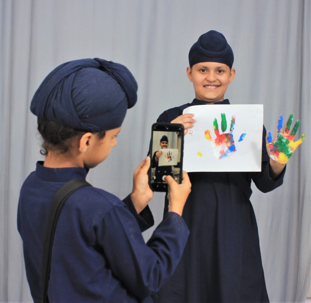 ਅਕਾਲ ਅਕੈਡਮੀ ਦੇ ਬੱਚਿਆਂ ਨੇ ਦੁਨੀਆ ਦੀ ਸਭ ਤੋਂ ਵੱਡੀ 'ਆਨਲਾਈਨ ਹੱਥ ਛਾਪ ਮੁਹਿੰਮ' ਰਾਹੀਂ ਵਿਸ਼ਵ ਰਿਕਾਰਡ ਬਣਾਉਣ ਦਾ ਬੀੜਾ ਚੁੱਕਿਆ