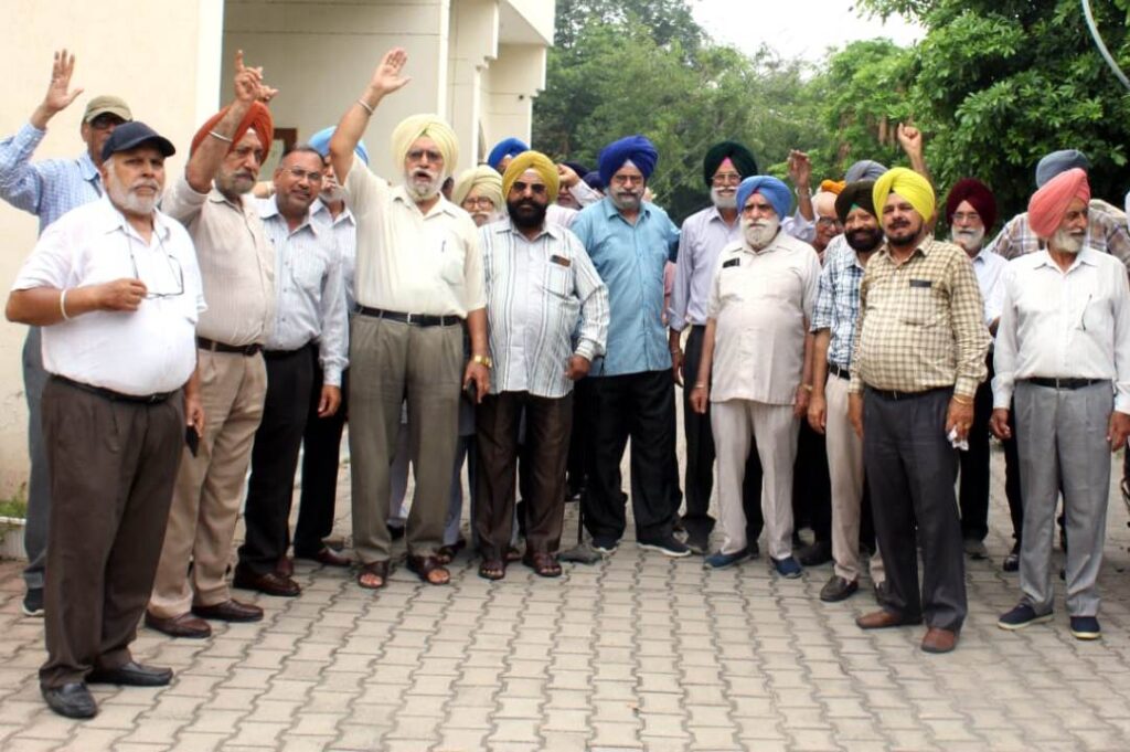 ਪੰਜਾਬ ਪੈਨਸ਼ਨਰਜ਼ ਵੈਲਫੇਅਰ ਐਸੋਸੀਏਸ਼ਨ ਦੇ ਮੈਂਬਰਾਂ ਨੇ ਅੱਜ ਪੈਨਸ਼ਨ ਘਰ ਵਿਖੇ ਕੀਤੀ ਜ਼ੋਰਦਾਰ ਨਾਅਰੇਬਾਜ਼ੀ