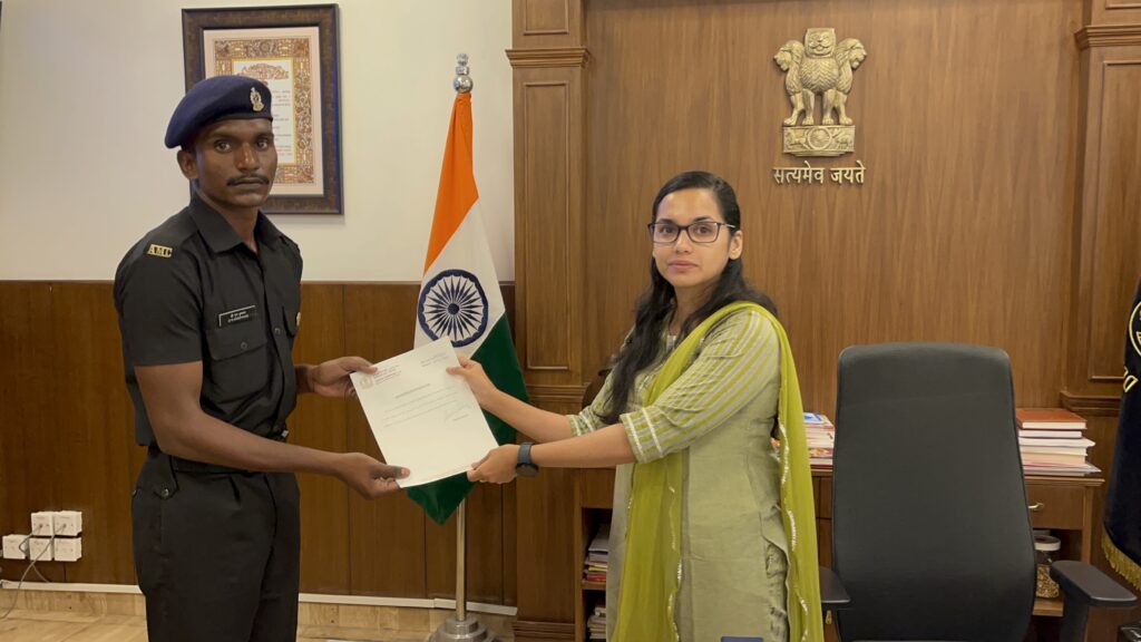 ਡਿਪਟੀ ਕਮਿਸ਼ਨਰ ਵੱਲੋਂ ਭਾਰਤੀ ਫ਼ੌਜ ਦੇ ਸਿਪਾਹੀ ਐਨ.ਡੀ. ਕ੍ਰਿਸ਼ਨਨ ਦਾ ਪ੍ਰਸ਼ੰਸਾ ਪੱਤਰ ਨਾਲ ਸਨਮਾਨ