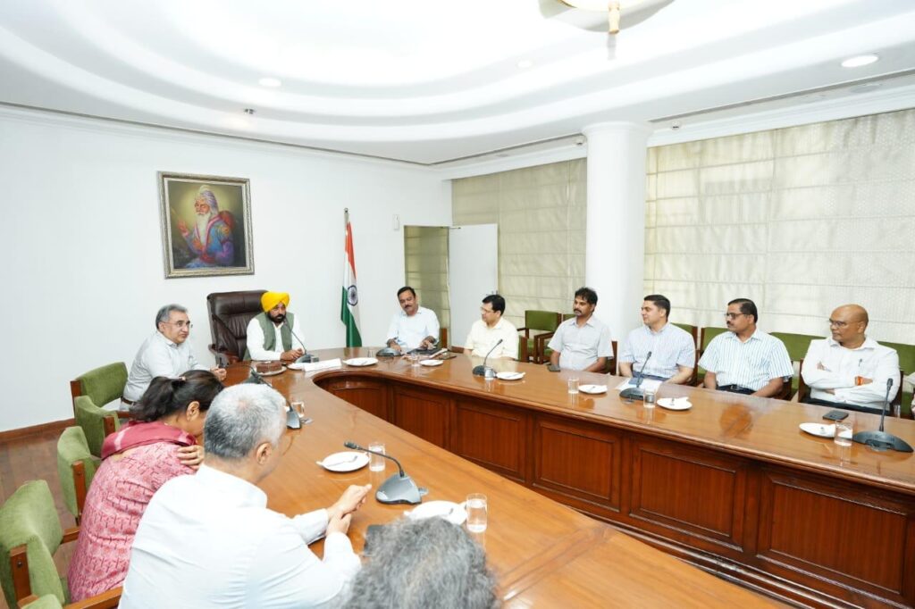 ਮੁੱਖ ਮੰਤਰੀ ਵੱਲੋਂ ਮੁੱਖ ਸਕੱਤਰ ਵਿਜੈ ਕੁਮਾਰ ਜੰਜੂਆ ਨੂੰ ਸੇਵਾ-ਮੁਕਤੀ ਮੌਕੇ ਵਿਦਾਇਗੀ ਪਾਰਟੀ