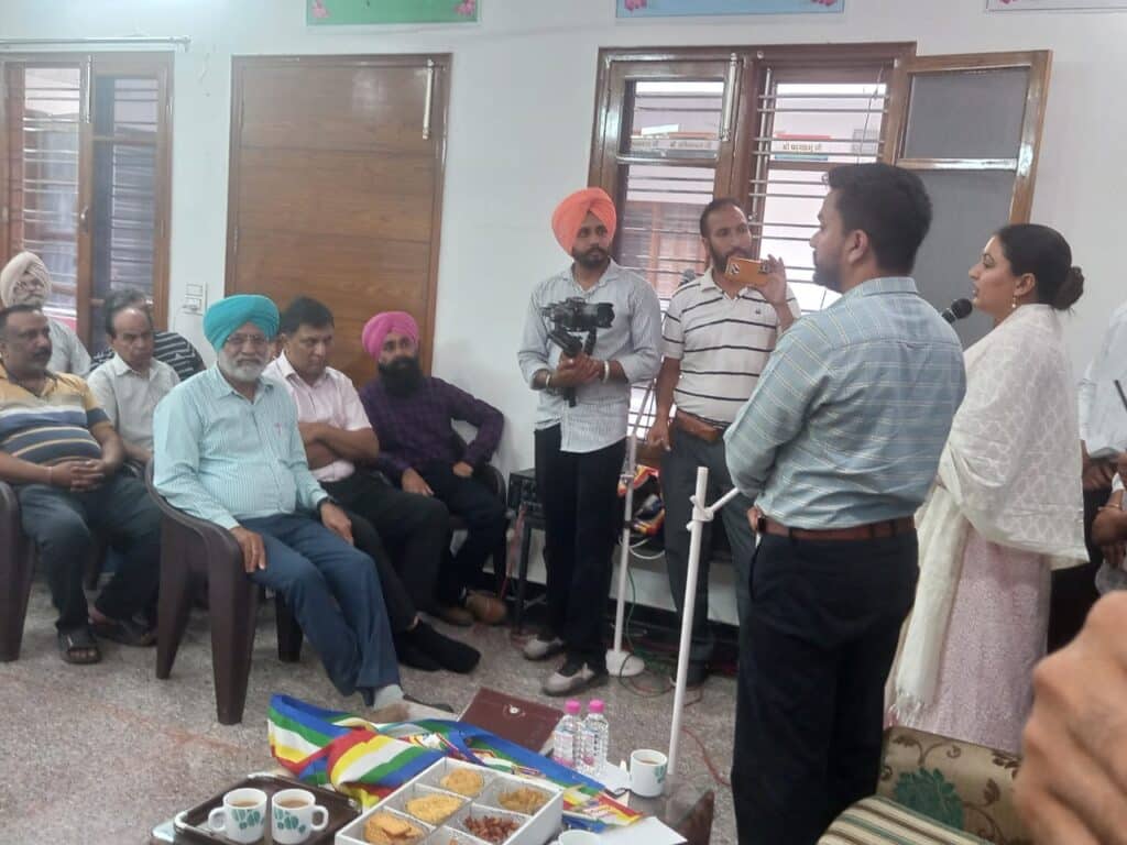 ਕੈਬਿਨਟ ਅਨਮੋਲ ਗਗਨ ਮਾਨ ਨੇ ਖਰੜ ਸ਼ਹਿਰ ਦੇ ਵੱਖ-ਵੱਖ ਵਾਰਡਾਂ ਦੇ ਲੋਕਾਂ ਦੀਆਂ ਸਮੱਸਿਆਵਾਂ ਸੁਣੀਆਂ, ਜ਼ਿਆਦਾਤਰ ਮੁਸਕਲਾਂ ਦਾ ਮੌਕੇ ਤੇ ਕੀਤਾ ਹੱਲ