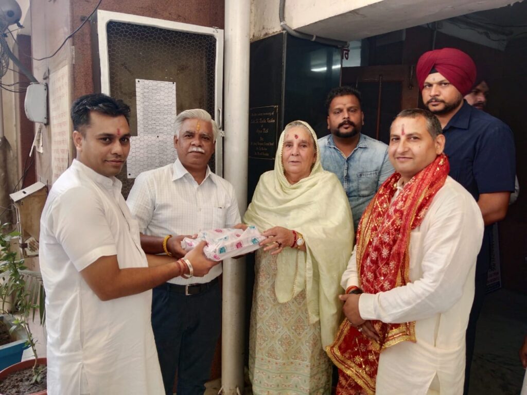 ਮੁੱਖ ਮੰਤਰੀ ਭਗਵੰਤ ਮਾਨ ਜੀ ਦੇ ਮਾਤਾ ਜੀ ਮੰਦਿਰ ਸ੍ਰੀ ਕਾਲੀ ਦੇਵੀ ਜੀ ਵਿਖੇ ਦਰਸ਼ਨਾਂ ਲਈ ਪਹੁੰਚੇ