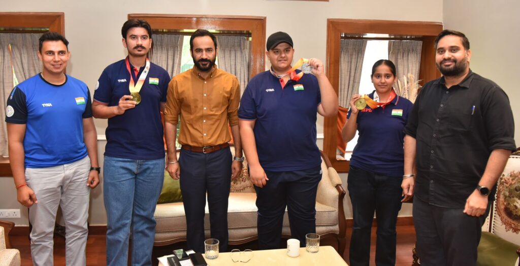 ਖੇਡ ਮੰਤਰੀ ਮੀਤ ਹੇਅਰ ਵੱਲੋਂ ਕ੍ਰਿਕਟਰ ਹਰਲੀਨ ਦਿਓਲ ਅਤੇ ਜੂਨੀਅਰ ਵਿਸ਼ਵ ਕੱਪ ਮੈਡਲ ਜੇਤੂ ਨਿਸ਼ਾਨੇਬਾਜ਼ਾਂ ਨਾਲ ਮੁਲਾਕਾਤ