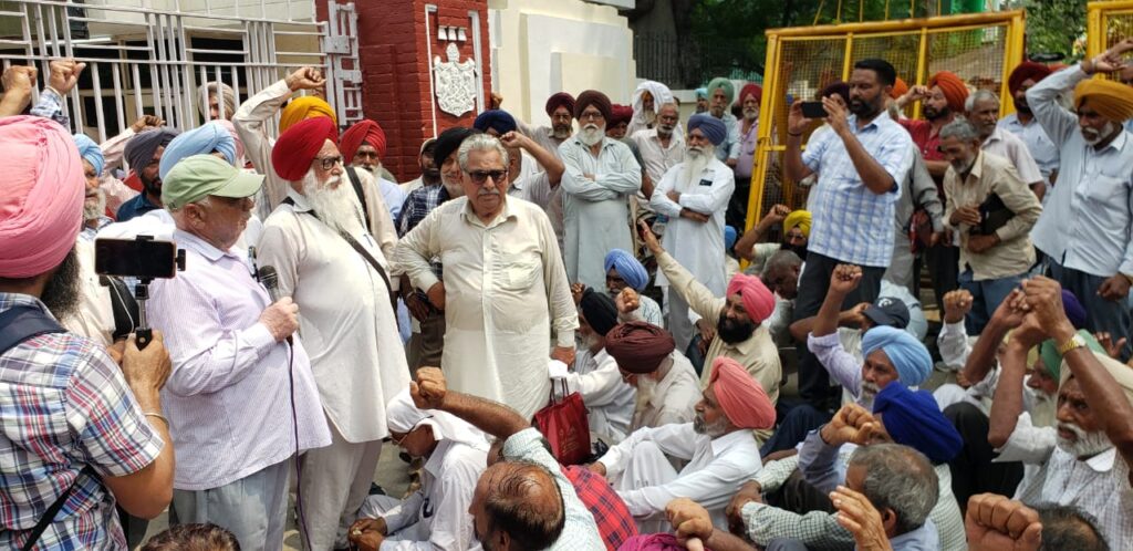 ਪੈਨਸ਼ਨਰਾਂ ਨੇ ਠੋਕਿਆ ਪਾਵਰਕਾਮ ਦੇ ਮੁੱਖ ਗੇਟ ਅੱਗੇ ਧਰਨਾ