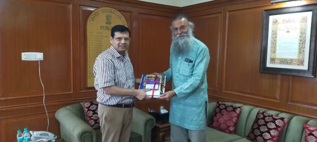 ਮੁੱਖ ਸਕੱਤਰ ਅਨੁਰਾਗ ਵਰਮਾ ਨਾਲ ਵਾਈਸ ਚਾਂਸਲਰ ਪ੍ਰੋ. ਅਰਵਿੰਦ ਨੇ ਗ਼ੈਰ-ਰਸਮੀ ਮੁਲਾਕਾਤ ਕੀਤੀ