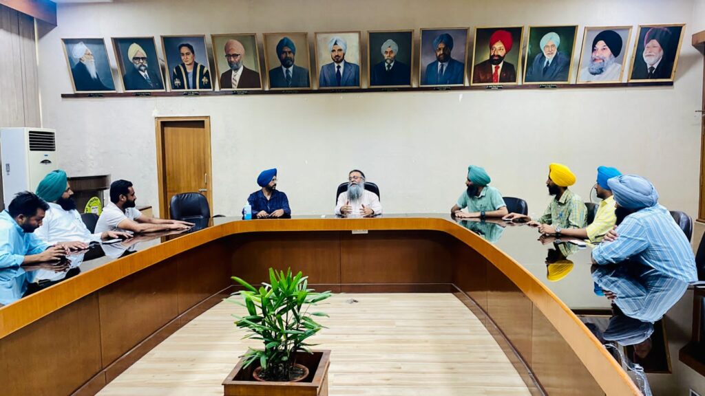 ਪੰਜਾਬੀ ਯੂਨੀਵਰਸਿਟੀ, ਪਟਿਆਲਾ ਦੀਆਂ ਵਿਦਿਆਰਥੀ ਜਥੇਬੰਦੀਆਂ ਵੱਲੋਂ ਉੱਪ ਕੁਲਪਤੀ ਨਾਲ ਪੰਜਾਬੀ ਵਿਸ਼ੇ ਨੂੰ ਪੜ੍ਹਾਉਣ ਬਾਰੇ ਬੈਠਕ ਕੀਤੀ ਗਈ।