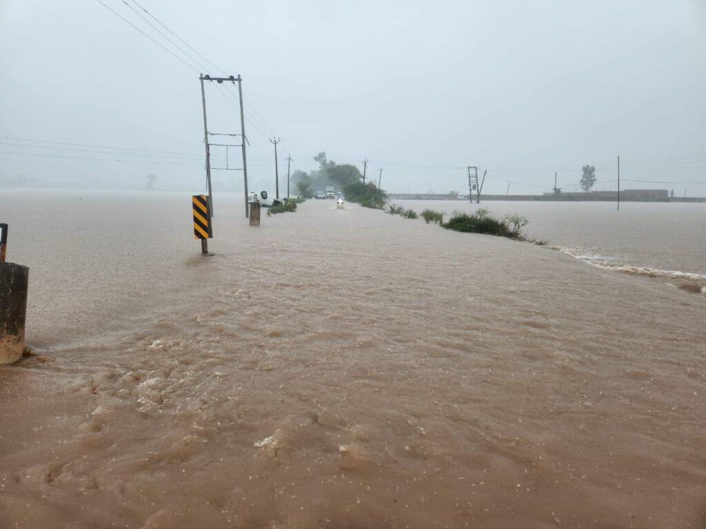 ਮੁੱਖ ਮੰਤਰੀ ਨੇ ਬਾਰਸ਼ ਕਾਰਨ ਲੋਕਾਂ ਦੀ ਮਦਦ ਲਈ ਕੈਬਨਿਟ ਮੰਤਰੀਆਂ, ਵਿਧਾਇਕਾਂ ਅਤੇ ਅਧਿਕਾਰੀਆਂ ਨੂੰ ਆਪਣੇ-ਆਪਣੇ ਖੇਤਰਾਂ ਵਿੱਚ ਰਹਿਣ ਲਈ ਕਿਹਾ