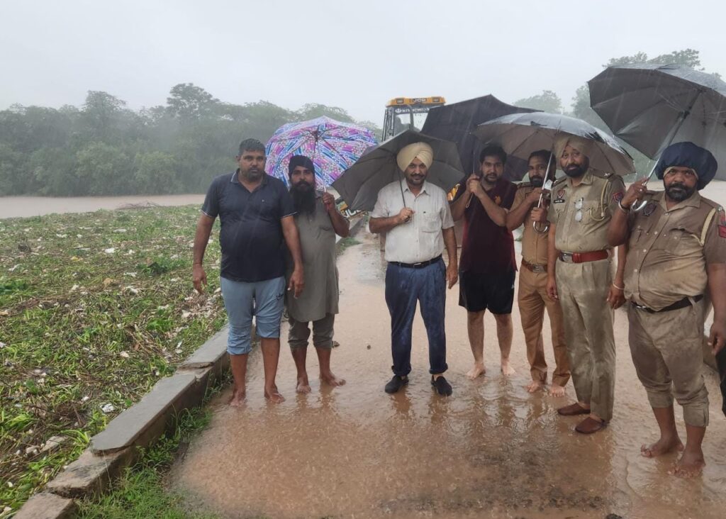 ਘੱਗਰ ਨਦੀ ਅਤੇ ਨਾਲ ਲਗਦੇ ਪਿੰਡਾਂ ਦਾ ਡੀਐਸਪੀ ਰਘਬੀਰ ਸਿੰਘ ਨੇ ਲਿਆ ਜਾਇਜ਼ਾ
