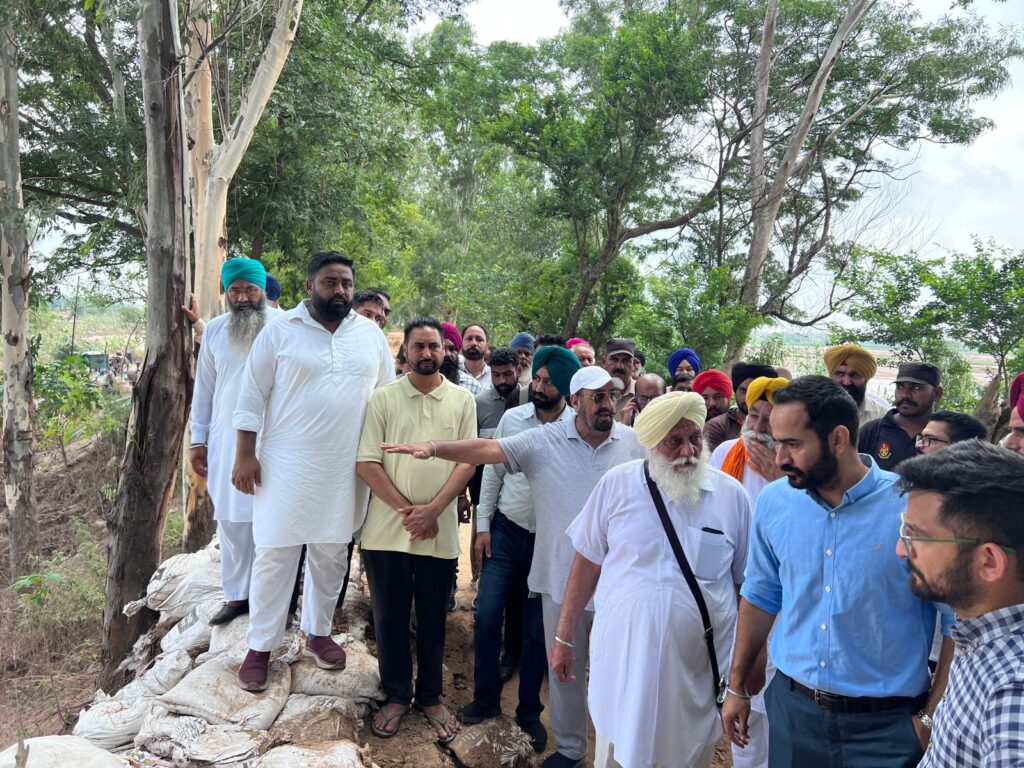 ਮੀਤ ਹੇਅਰ ਵੱਲੋਂ ਟਿਵਾਣਾ ਤੇ ਅਮਲਾਲਾ ਵਿਖੇ ਘੱਗਰ ਦਰਿਆ ਦਾ ਦੌਰਾ