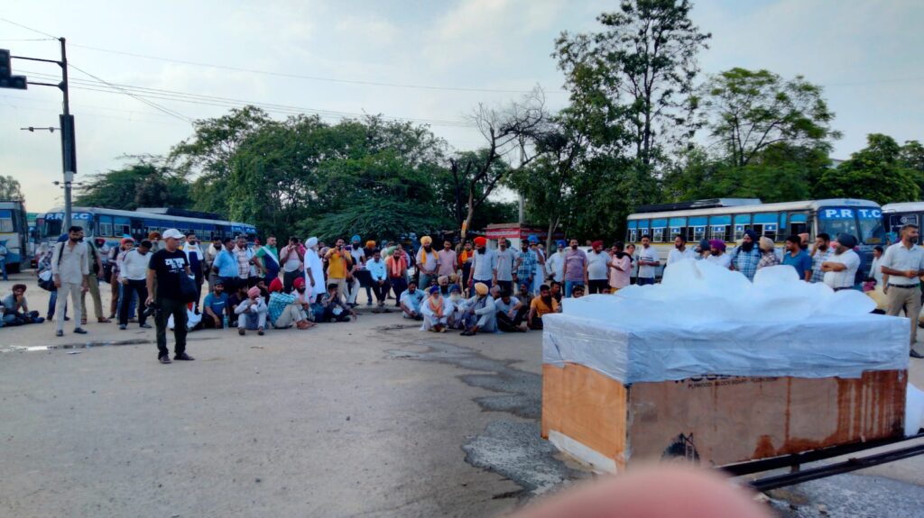 ਮੁਆਵਜੇ ਤੇ ਨੌਕਰੀ ਦੀ ਮੰਗ ਨੂੰ ਲੈ ਕੇ ਭੜਕੇ ਕਰਮਚਾਰੀ