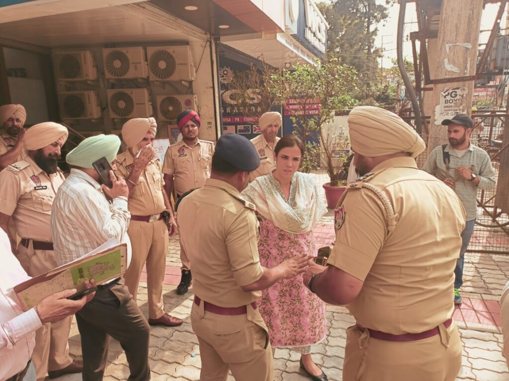 ਸਿਵਲ ਤੇ ਪੁਲਿਸ ਦੀ ਸਾਂਝੀ ਕਰਵਾਈ : ਦੋ ਟਰੈਵਲ ਏਜੰਟਾਂ ਦੇ ਦਫ਼ਤਰ ਸੀਲ