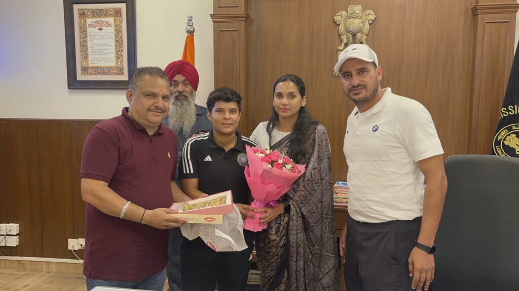 ਪਟਿਆਲਾ ਦੀ ਧੀ ਕਨਿਕਾ ਅਹੂਜਾ ਨੂੰ ਡਿਪਟੀ ਕਮਿਸ਼ਨਰ ਸਾਕਸ਼ੀ ਸਾਹਨੀ ਨੇ ਭਾਰਤੀ ਮਹਿਲਾ ਕ੍ਰਿਕਟ ਟੀਮ ਵਿੱਚ ਚੁਣੇ ਜਾਣ ਲਈ ਵਧਾਈ ਦਿੱਤੀ