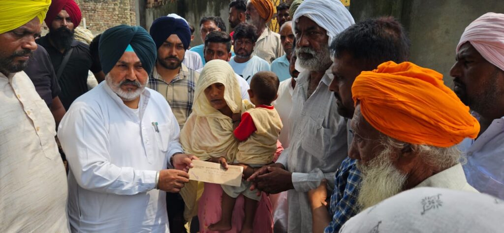 ਲੋਕ ਸੰਪਰਕ ਮੰਤਰੀ ਨੇ ਹੜ੍ਹ ਦੀ ਲਪੇਟ 'ਚ ਆਏ ਸੱਸਾ ਗੁੱਜਰਾਂ ਦੇ ਨੌਜਵਾਨ ਦੇ ਵਾਰਸਾਂ ਨੂੰ ਚਾਰ ਲੱਖ ਰੁਪਏ ਦੀ ਸਹਾਇਤਾ ਰਾਸ਼ੀ ਦੇ ਦਸਤਾਵੇਜ ਸੌਂਪੇ