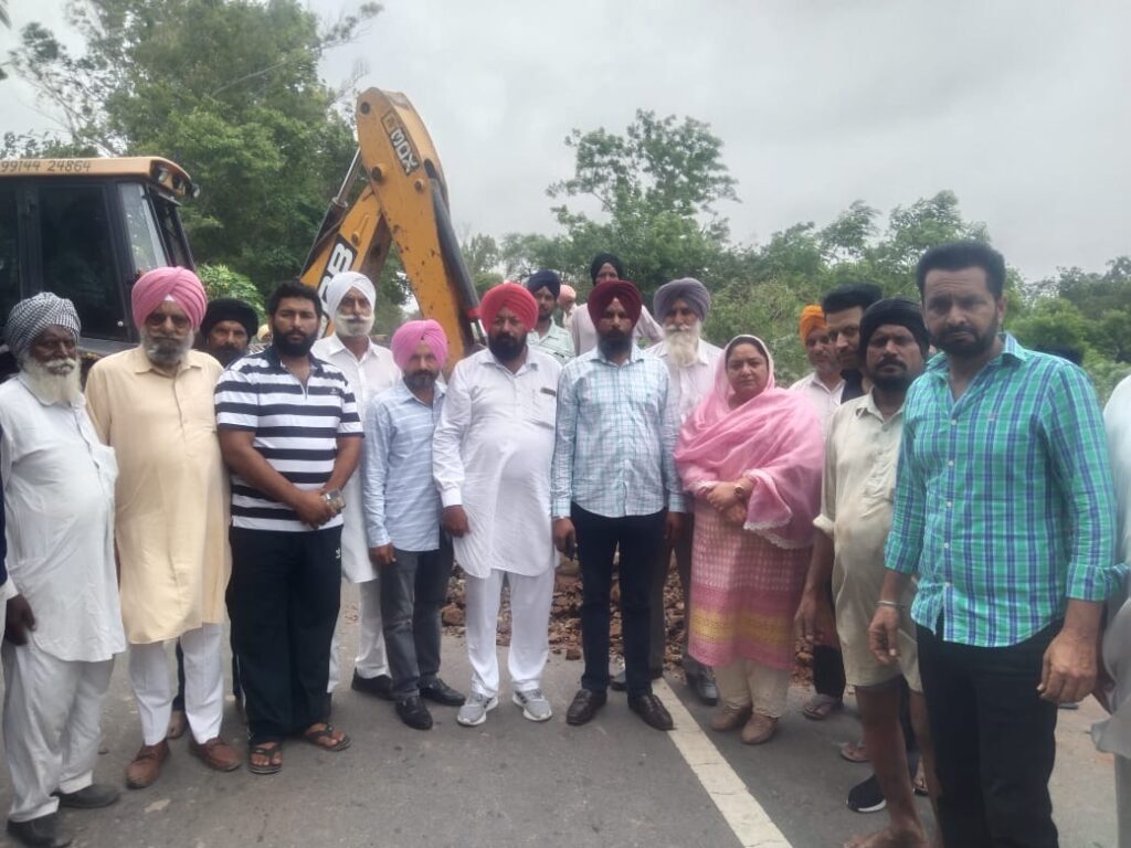 ਵਿਧਾਇਕ ਪਠਾਣਮਾਜਰਾ ਲੋਕ ਹਿਤ ਨੂੰ ਧਿਆਨ 'ਚ ਰੱਖਦਿਆਂ 24 ਘੰਟਿਆਂ 'ਚ ਪਿੰਡ ਖਾਸੀਆ ਪਾਈਪ ਲਾਈਨ ਦਬਾਉਣ ਦੀ ਮੰਗ ਨੂੰ ਕੀਤਾ ਪੂਰਾ