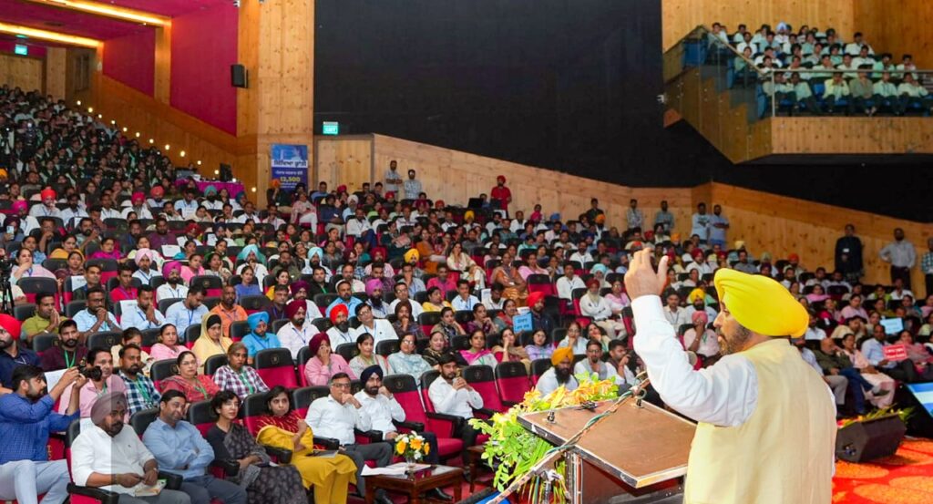 ਨਵੇਂ ਯੁੱਗ ਦੀ ਸ਼ੁਰੂਆਤ: ਮੁੱਖ ਮੰਤਰੀ ਨੇ 12,710 ਅਧਿਆਪਕਾਂ ਨਾਲ ਜੁੜਿਆ ‘ਕੱਚਾ’ ਸ਼ਬਦ ਹਟਾਇਆ