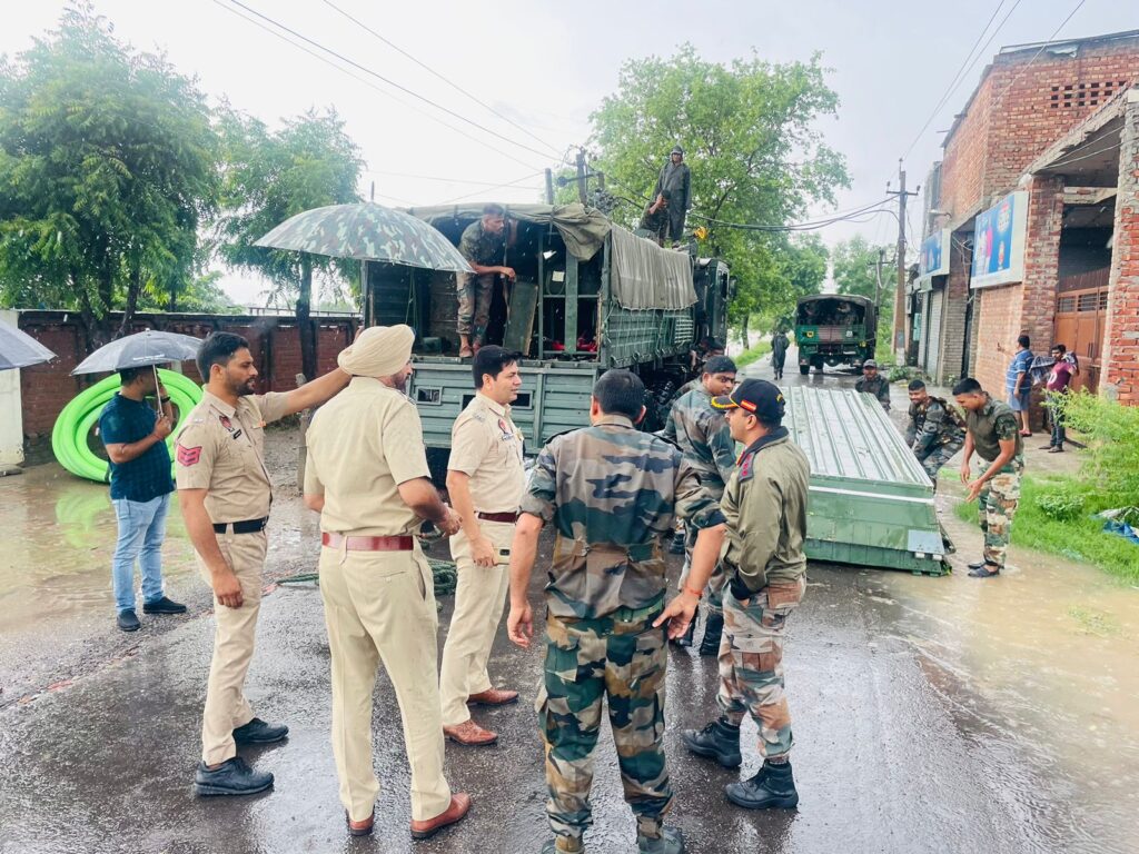 ਪੰਜਾਬ ਪੁਲਿਸ ਨੇ ਐਨ.ਡੀ.ਆਰ.ਐਫ., ਐਸ.ਡੀ.ਆਰ.ਐਫ. ਅਤੇ ਸੈਨਾ ਨਾਲ ਮਿਲ ਕੇ ਹੜ੍ਹ ਪ੍ਰਭਾਵਿਤ ਜ਼ਿਲ੍ਹਿਆਂ ਵਿੱਚ ਬਚਾਅ ਕਾਰਜ ਕੀਤੇ ਤੇਜ਼