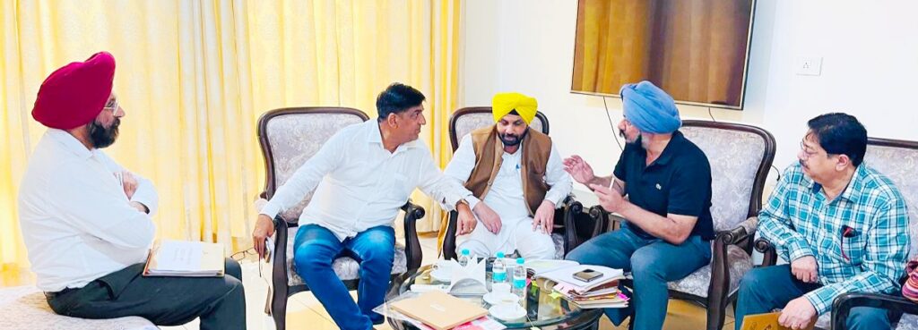 ਹੁਸ਼ਿਆਰਪੁਰ ‘ਚ ਬਣਨ ਵਾਲੇ ਨਵੇਂ ਮੈਡੀਕਲ ਕਾਲਜ ਸਬੰਧੀ ਜਿੰਪਾ ਵੱਲੋਂ ਈਟੀਓ ਨਾਲ ਮੀਟਿੰਗ