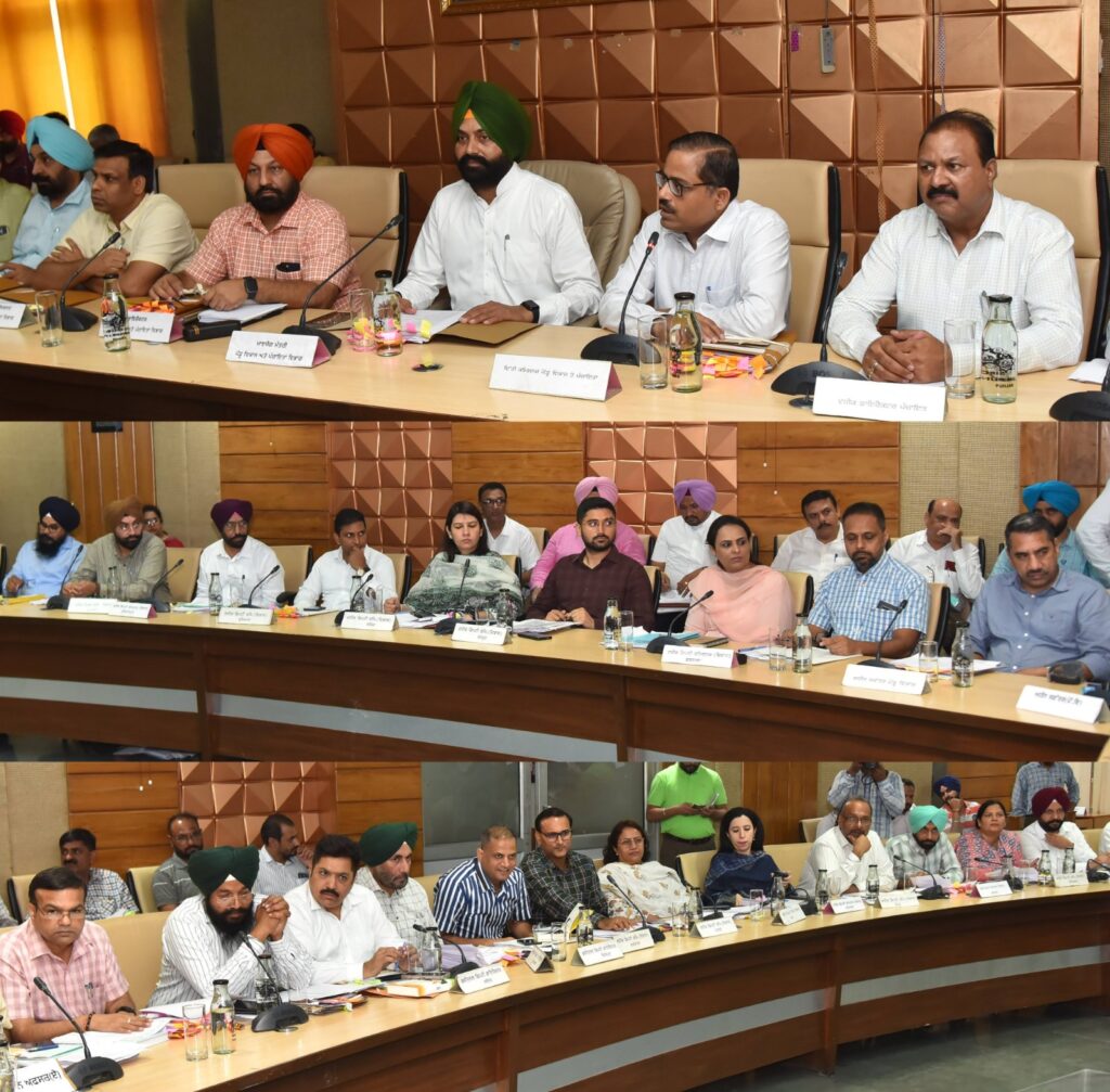 ਹੜ੍ਹਾਂ ਤੋਂ ਬਾਅਦ ਸਰਕਾਰੀ ਜ਼ਮੀਨਾਂ ਦੇ ਕਬਜ਼ੇ ਛੁਡਾਉਣ ਦੀ ਮੁਹਿੰਮ ਜ਼ੋਰਦਾਰ ਢੰਗ ਨਾਲ ਜਾਰੀ ਰੱਖੀ ਜਾਵੇ: ਲਾਲਜੀਤ ਸਿੰਘ ਭੁੱਲਰ ਵੱਲੋਂ ਫੀਲਡ ਅਧਿਕਾਰੀਆਂ ਨੂੰ ਨਿਰਦੇਸ਼