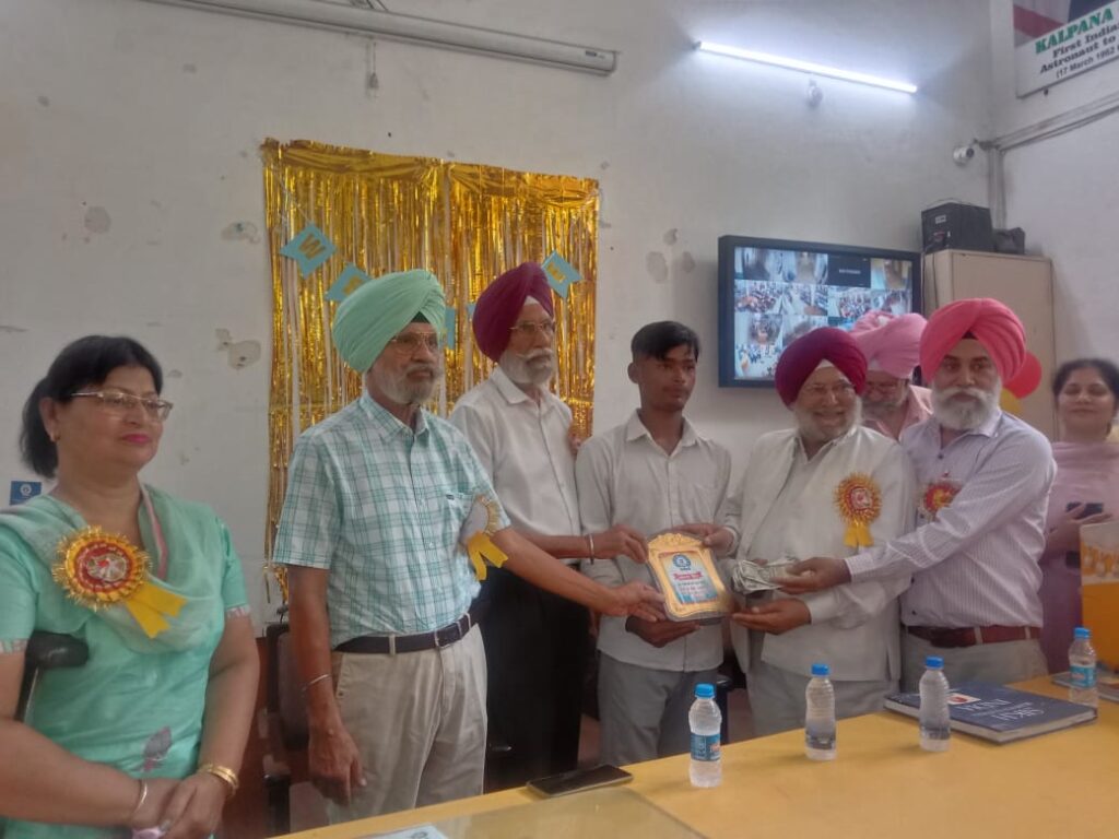 ਹੜ੍ਹਾਂ ਦੌਰਾਨ 14 ਜਾਨਾਂ ਬਚਾਉਣ ਵਾਲੇ ਜਾਂਬਾਜ ਵਿਦਿਆਰਥੀ ਦਾ ਸਨਮਾਨ