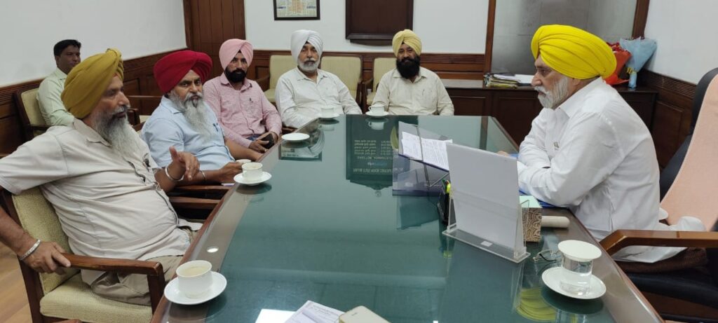 ਬਿਜਲੀ ਮੁਲਾਜ਼ਮ ਏਕਤਾ ਮੰਚ ਪੰਜਾਬ ਦਾ ਵਫਦ ਬਿਜਲੀ ਨਿਗਮ ਦੇ ਡਾਇਰੈਕਟਰ ਪ੍ਰਬੰਧਕੀ ਨੂੰ ਮਿਿਲਆਂ:ਬਿਜਲੀ ਮੁਲਾਜ਼ਮਾਂ ਨੂੰ ਛੁੱਟੀਆਂ ਦੀ ਰਕਮ ਸੇਵਾ ਮੁੱਕਤੀ ਵਾਲੇ ਦਿਨ ਮਿਲੇਗੀ: ਸੁਰਸਿੰਘ