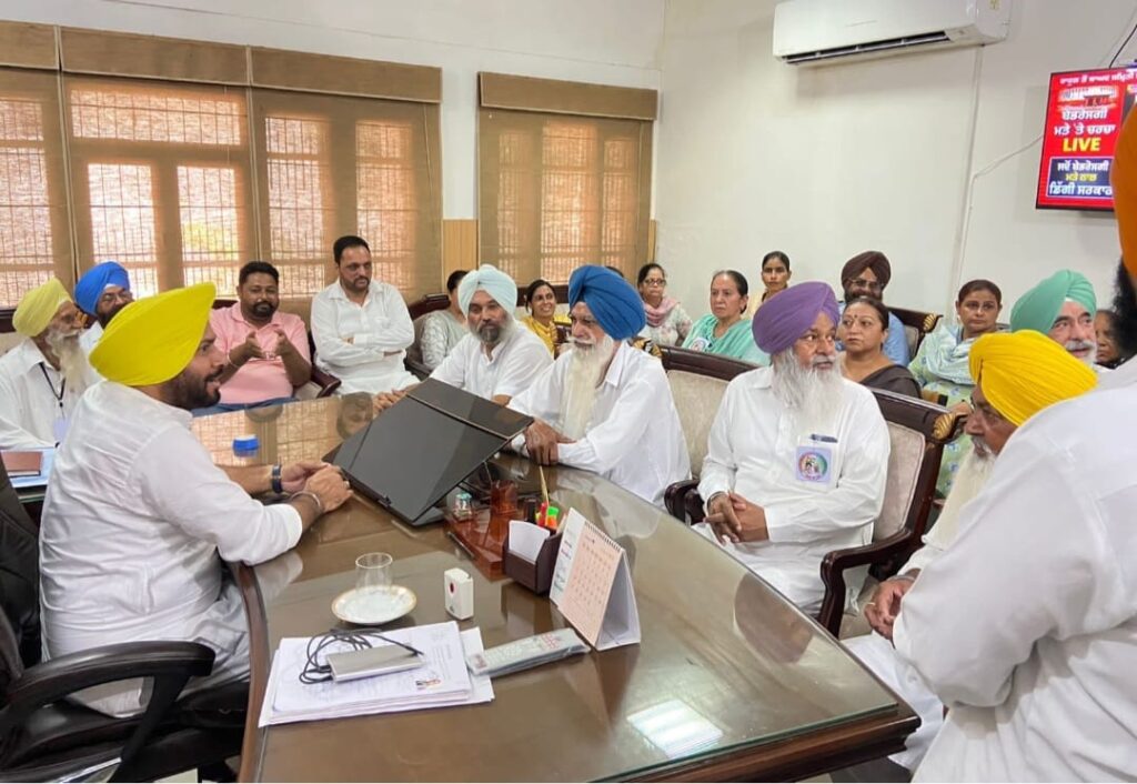 ਆਜ਼ਾਦੀ ਘੁਲਾਟੀਆਂ ਦੇ ਪਰਿਵਾਰਾਂ ਨੇ ਜ਼ਿਲ੍ਹਾ ਯੋਜਨਾ ਕਮੇਟੀ ਦੇ ਚੇਅਰਮੈਨ ਜੱਸੀ ਸੋਹੀਆ ਵਾਲਾ ਦਾ ਕੀਤਾ ਵਿਸ਼ੇਸ਼ ਸਨਮਾਨ